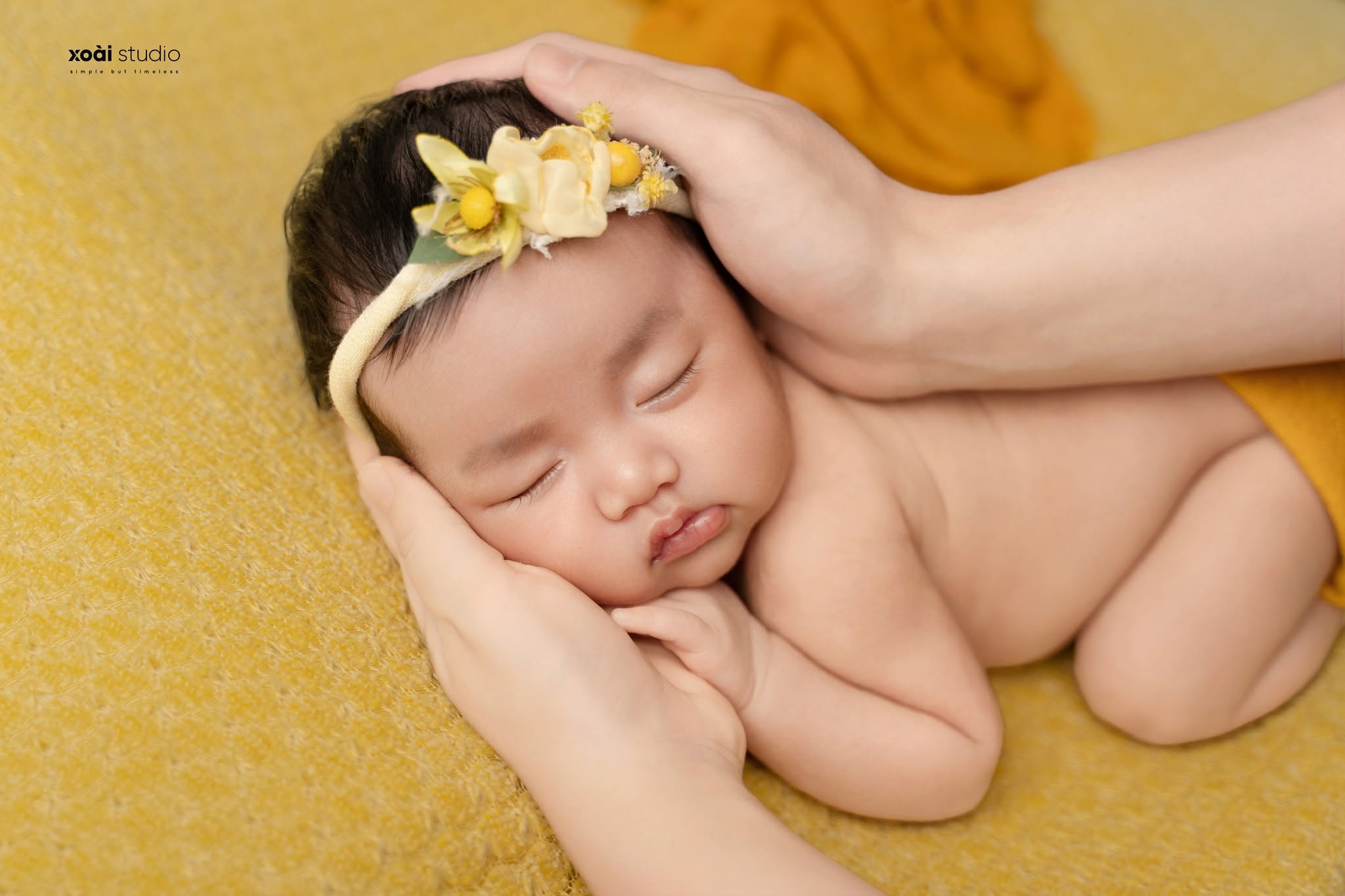 Bé sơ sinh ngủ trong buổi chụp ảnh newborn tại Xoài Baby Nha Trang